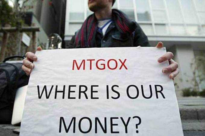 Investidor da falida corretora Mt. Gox segurando cartaz pedindo onde está seu dinheiro.