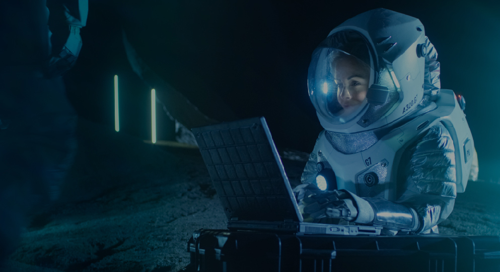 Female Astronaut Wearing Space Suit Works on a Laptop, Exploring Newly Discovered Planet, Communicating with the Earth. In the Background Her Crew Member and Space Habitat. Colonization Concept.; Shutterstock ID 1042736182; Cliente/Job: -; CNPJ a Faturar: -; Vencimento da NF / ObservaÃ§Ãµes: -