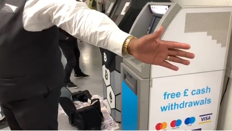 Caixa eletrônico despeja dinheiro em shopping