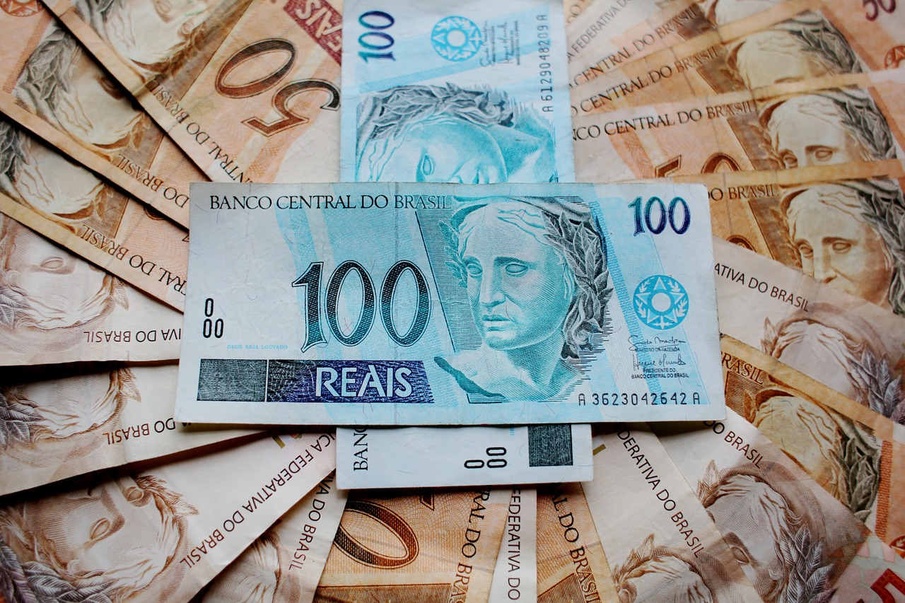 Notas de R$ 100 e R$ 50 Reais (Real BRL brasil brasileiro)
