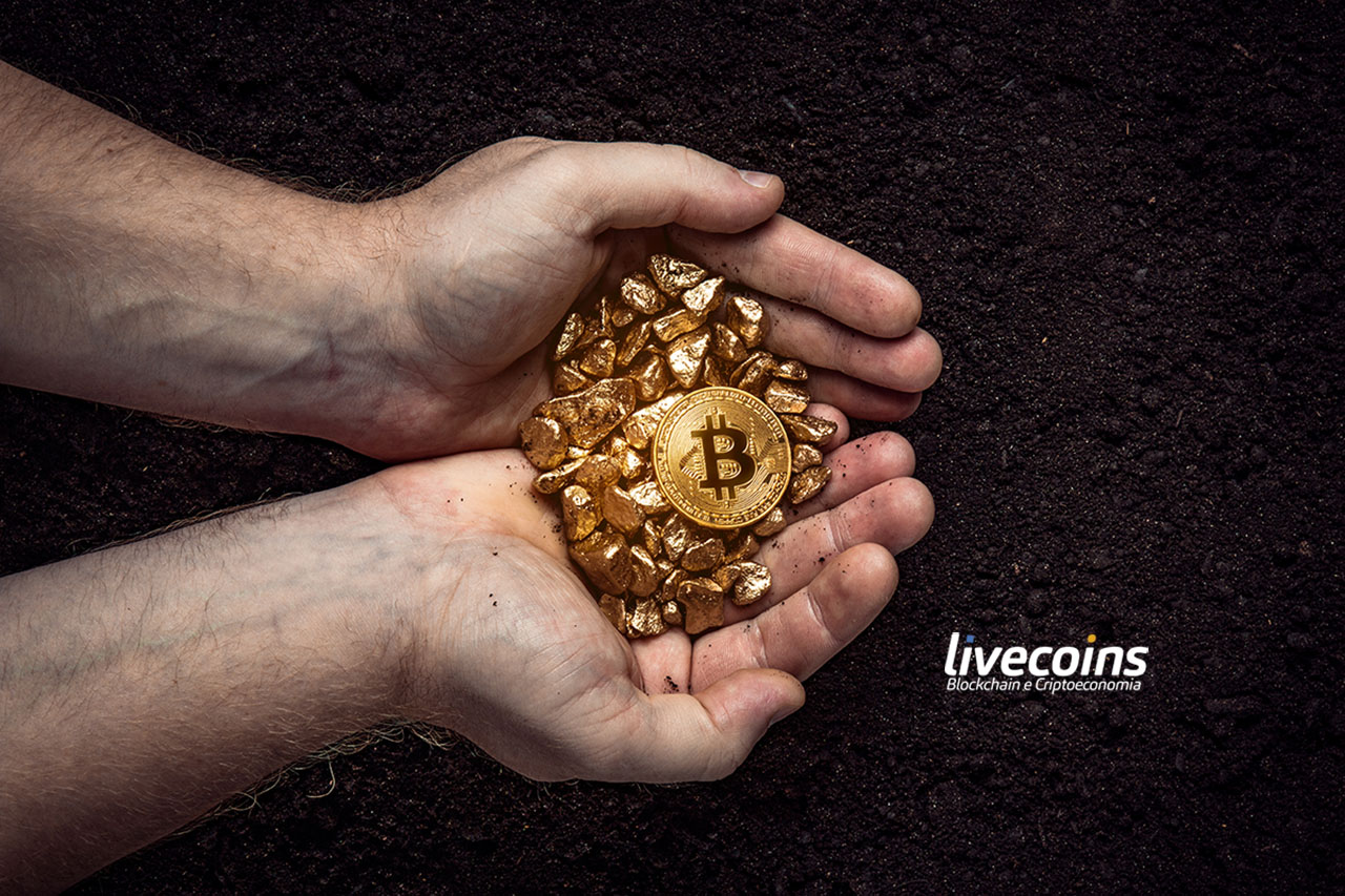 Mão cheia de Bitcoin e Ouro