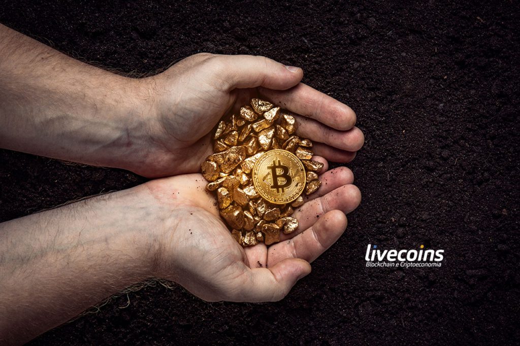 Mão cheia de Bitcoin e Ouro