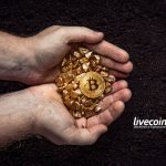 Mão cheia de Bitcoin e Ouro