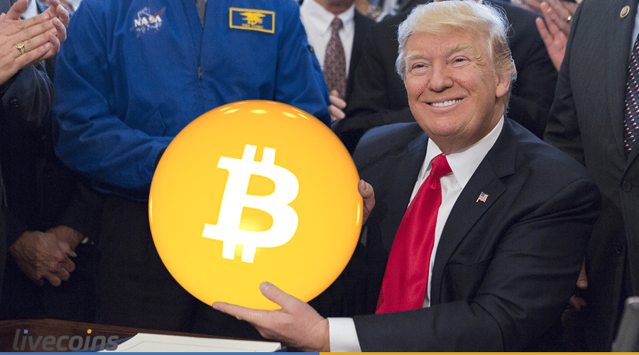 Donald Trump segurando um Bitcoin