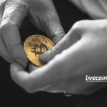 Bitcoin segurado por duas mãos