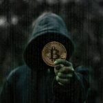 Hacker segurando criptomoeda Bitcoin