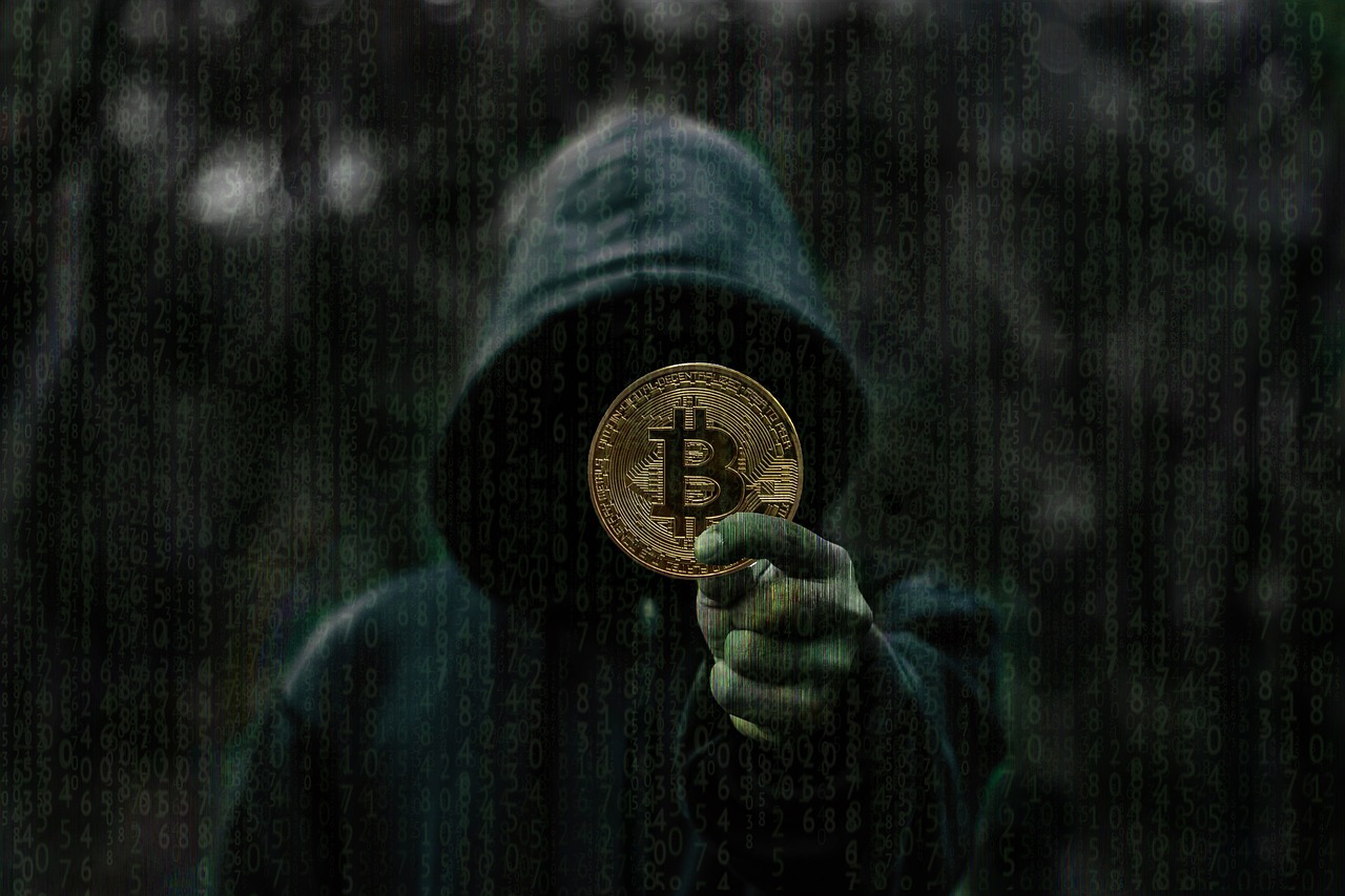 Hacker segurando criptomoeda Bitcoin