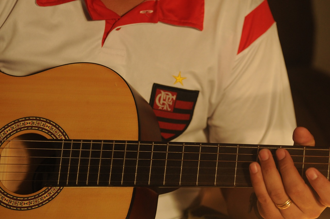Torcedor do Flamengo tocando violão