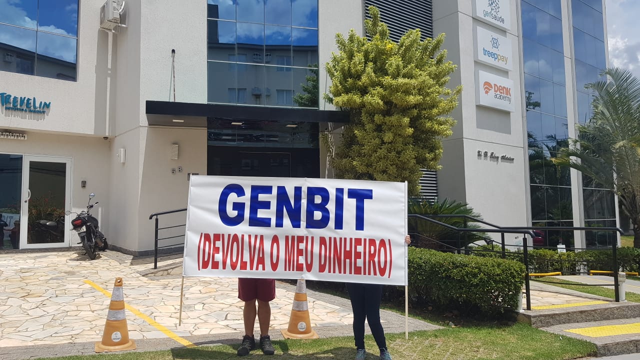 Placa de clientes pede que GenBit devolva dinheiro sócio