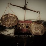 Balança com ouro e Bitcoin - preço