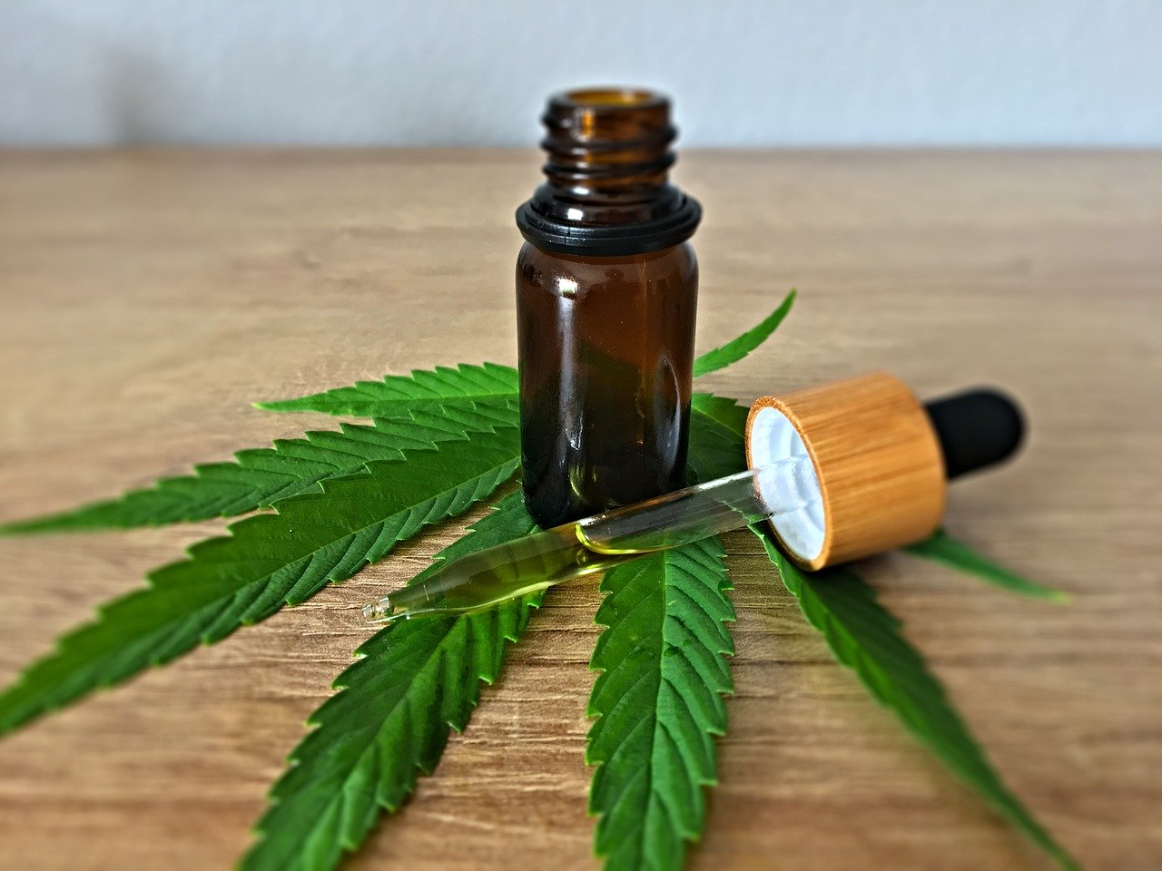 Óleo de Maconha, CBD, usado em golpe de ex-líderes de pirâmide com criptomoedas