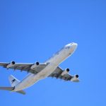 Avião pegando velocidade
