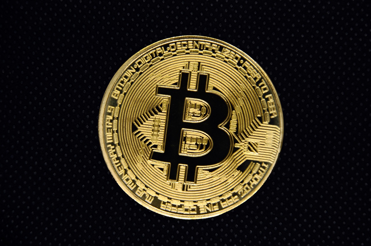Moeda digital Bitcoin em destaque com fundo preto