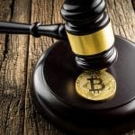 Moeda Bitcoin com martelo da justiça