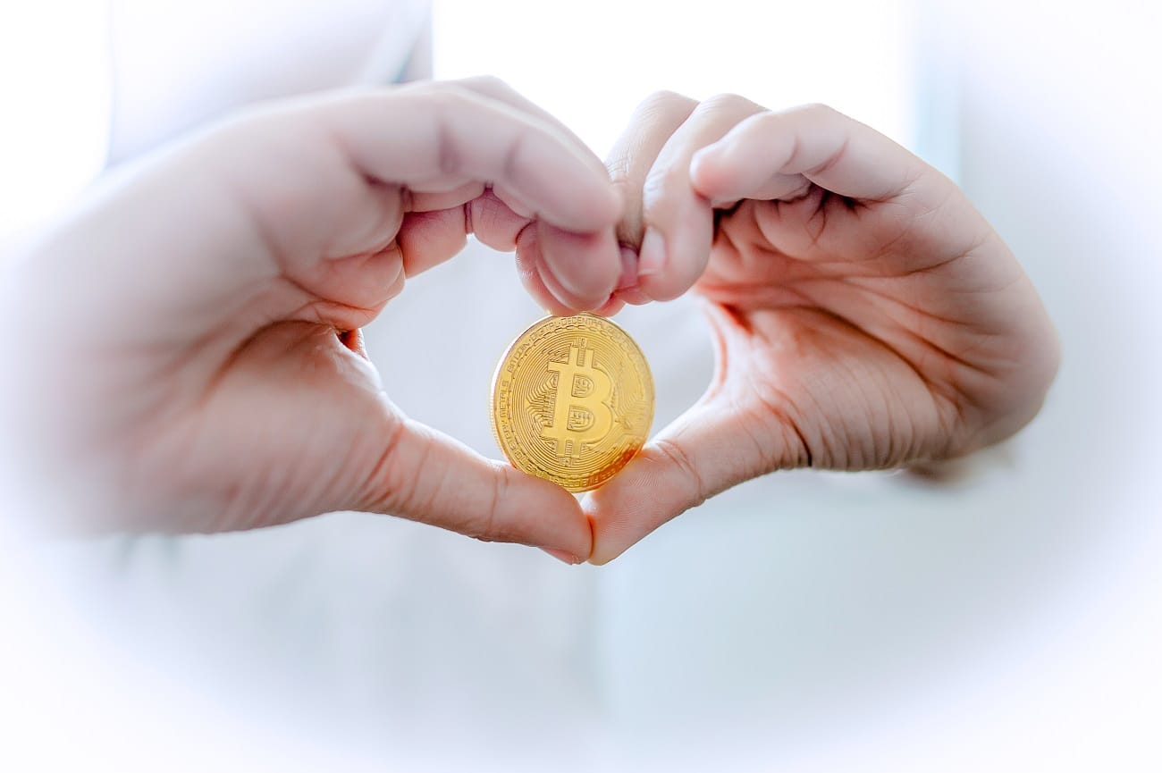 Bitcoin coração mão