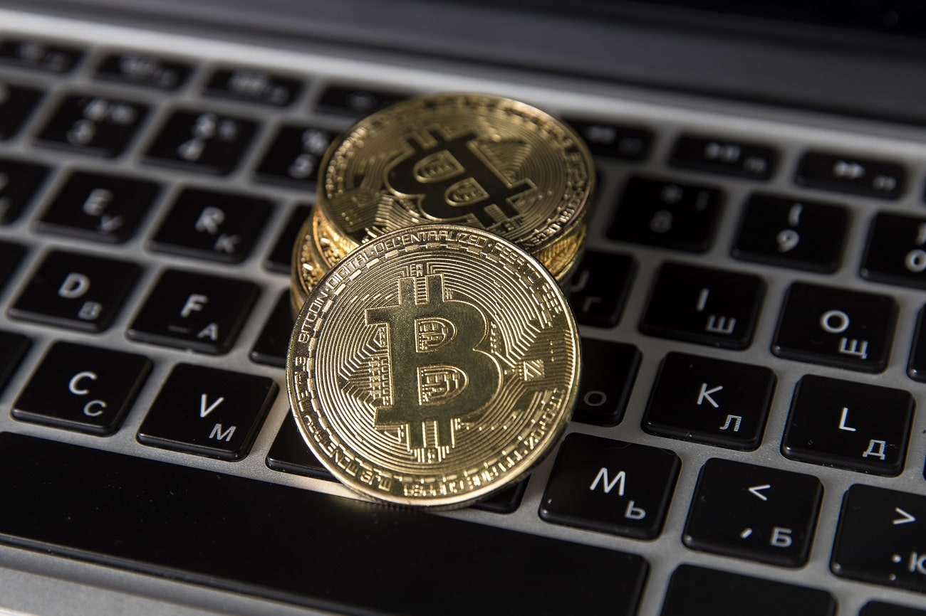 Bitcoin em cima de teclado desenvolvimento da moeda