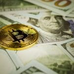 Bitcoin em cima de uma pilha de dólares