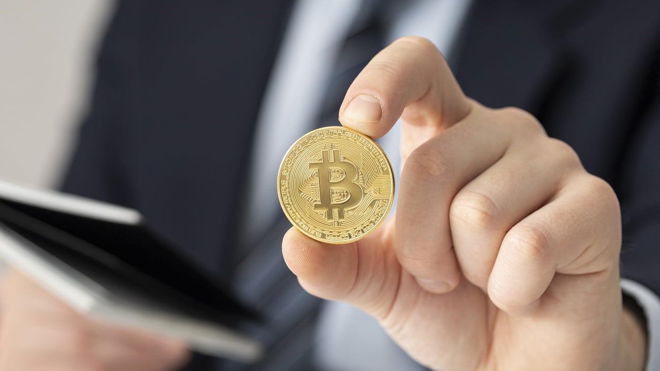 Empresário segurando um Bitcoin criptomoedas capital social