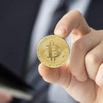 Empresário segurando um Bitcoin criptomoedas capital social