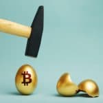 Martelo quebrando ovo de Bitcoin golpe perda de dinheiro