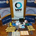Material apreendido de Líderes da OneCoin pela Polícia. Merchandising, celulares, notebooks e dinheiro. Foto: (Polícia Argentina)