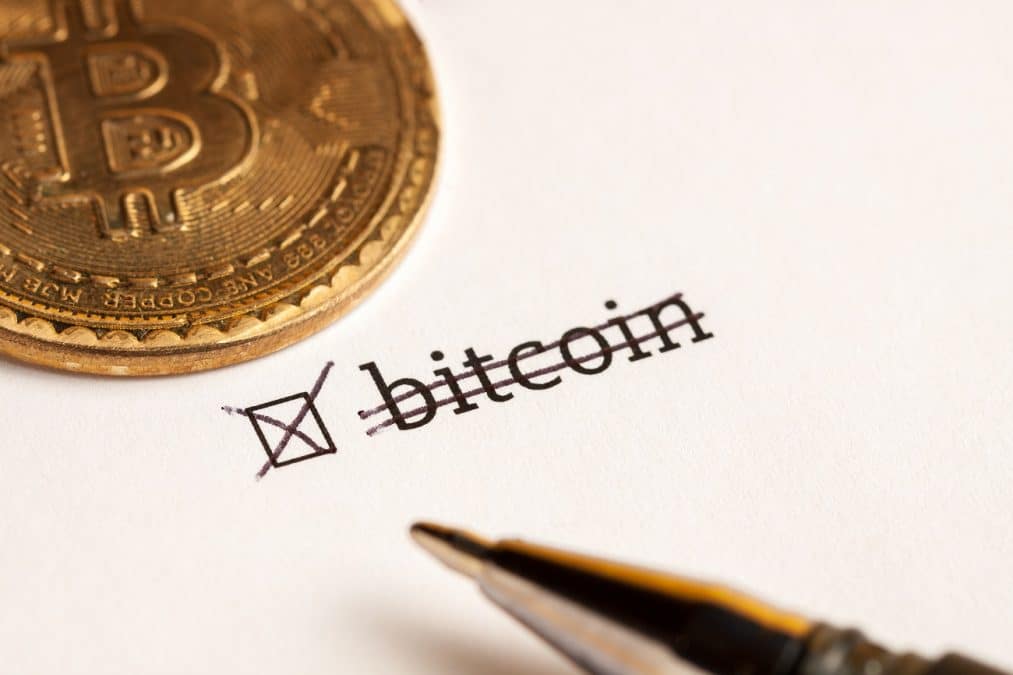 Bitcoin em um checkbox riscado