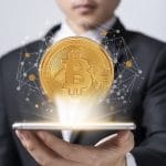 Homem segurando Livro com Bitcoin Fundo