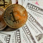 Moedas de Bitcoin e dólares bilionários e milionários criptomoedas
