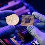 Bitcoin e placa para mineração de Bitcoin
