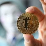 Hacker segurando o Bitcoin