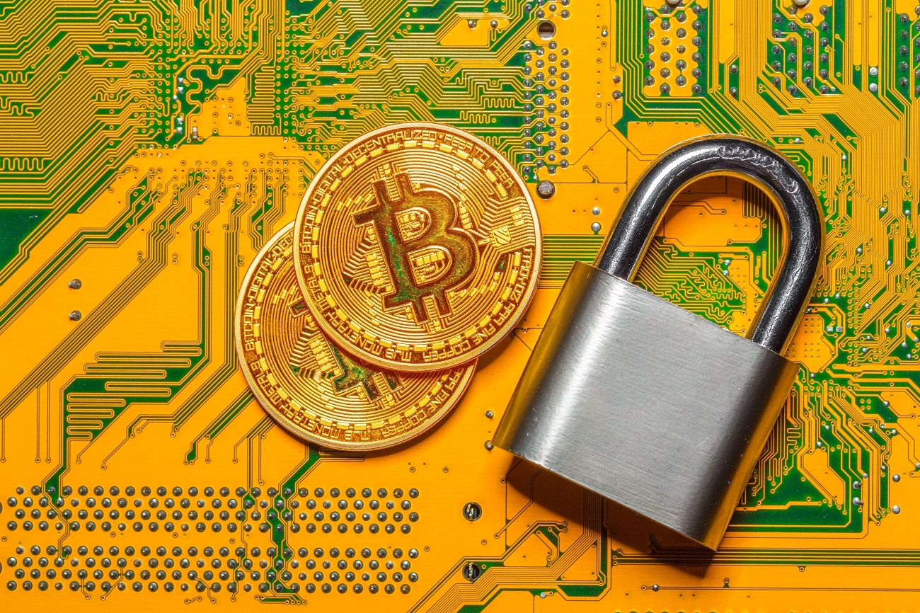 Moeda de Bitcoin e cadeado preso