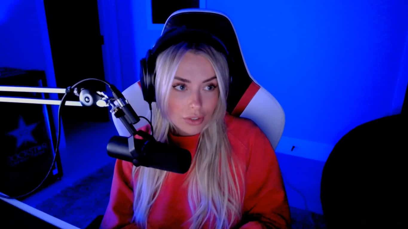 Influencer e gamer, Corinna tatuou Doge nas nádegas