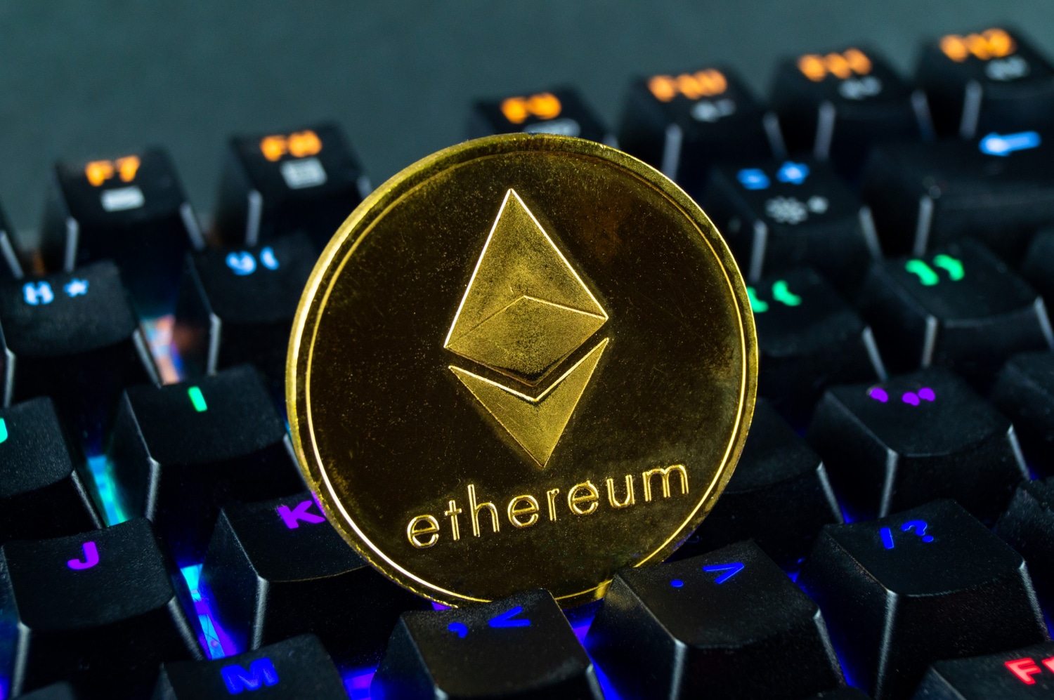 Mineração mineraram minerando Criptomoeda Ethereum sobre teclado