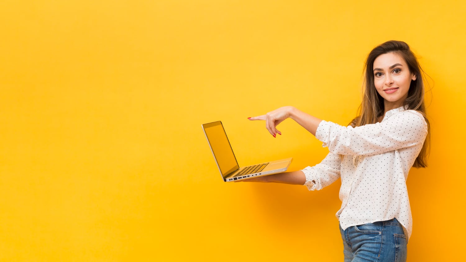 Mulher apontando para tela de notebook vagas de emprego