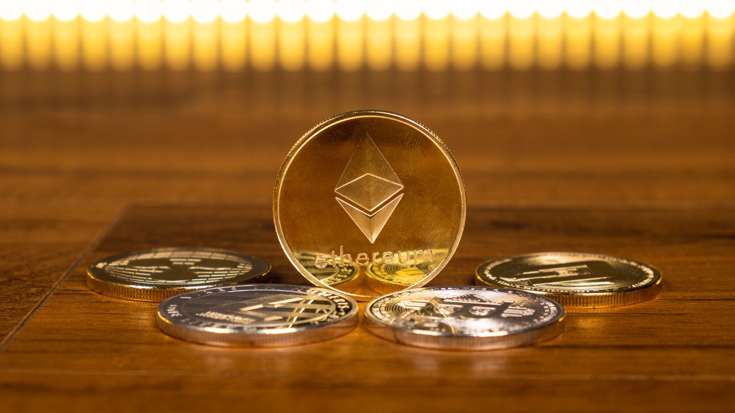 Criptomoeda Ethereum em destaque com outras criptomoedas ao seu redor rivais