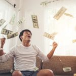 Homem jogando dinheiro para cima bilionários do Bitcoin