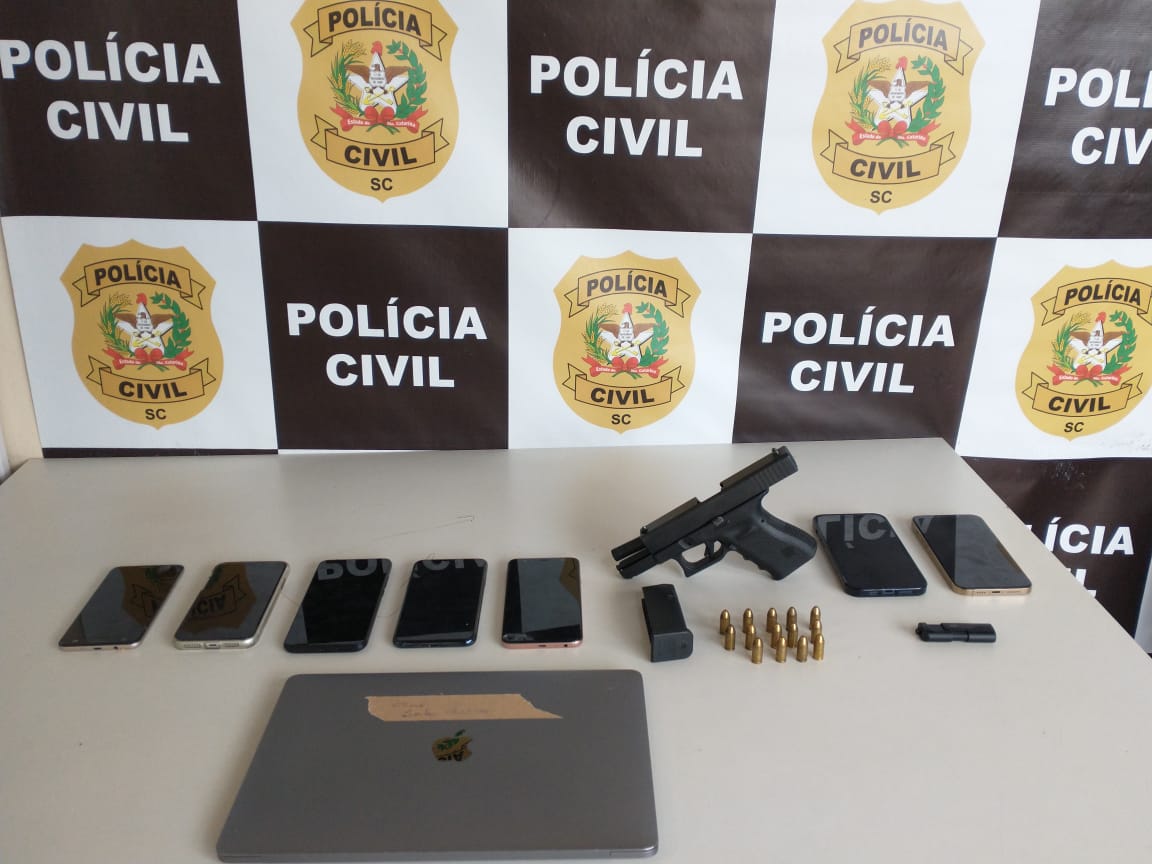 Apreensão de arma e notebooks foi feita pela Polícia Civil de Santa Catarina