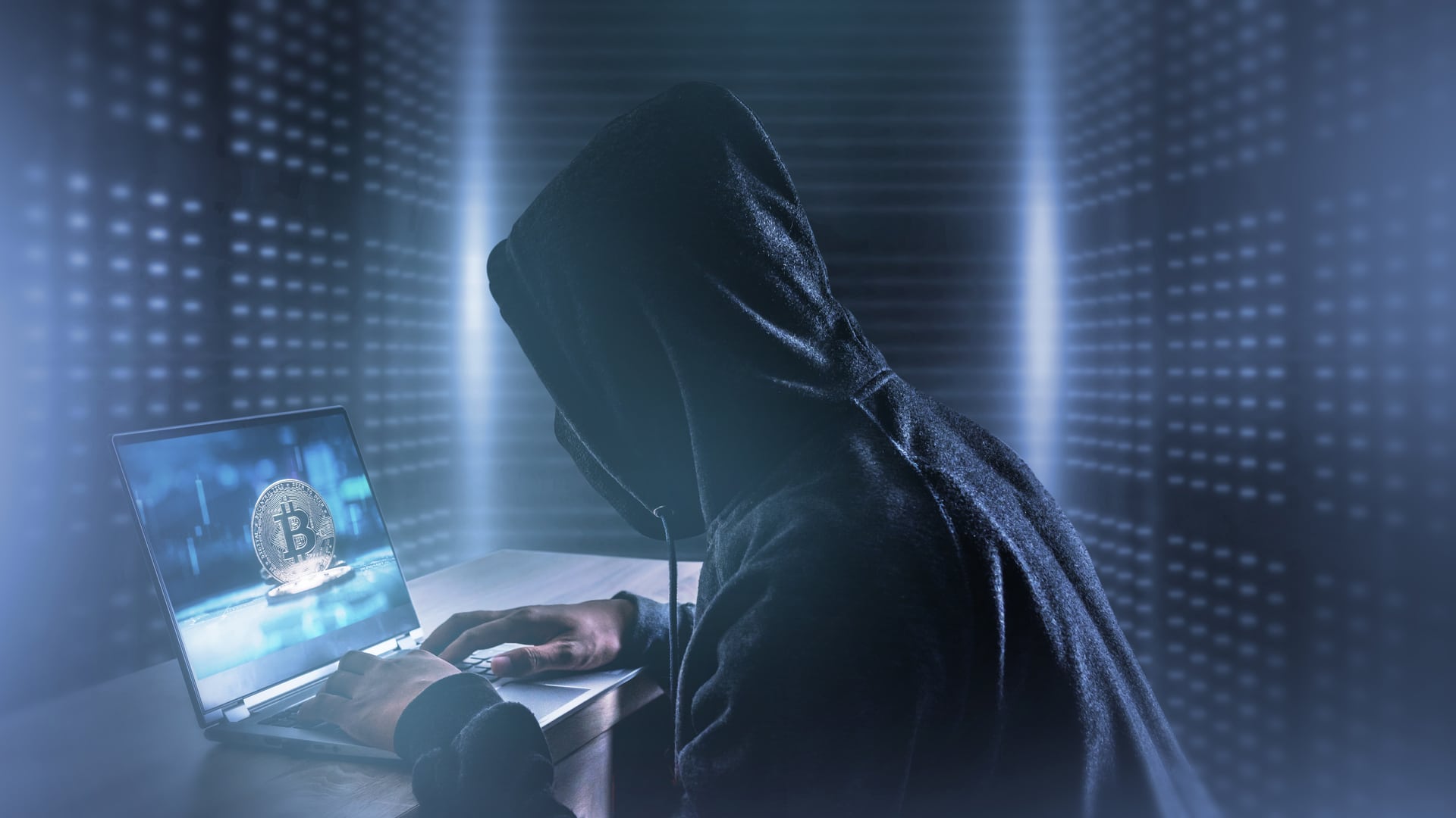 Bandido virtual observando Bitcoin em computador