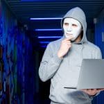 Hacker Anonymous pensativo