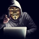 Hacker com máscara do Anonymous apontando dedo