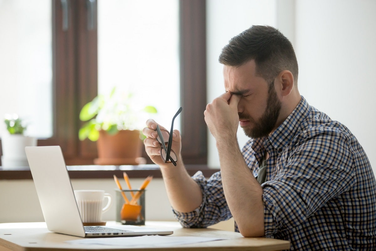 Homem triste com problema em frente a computador mineração de chia prejuízo