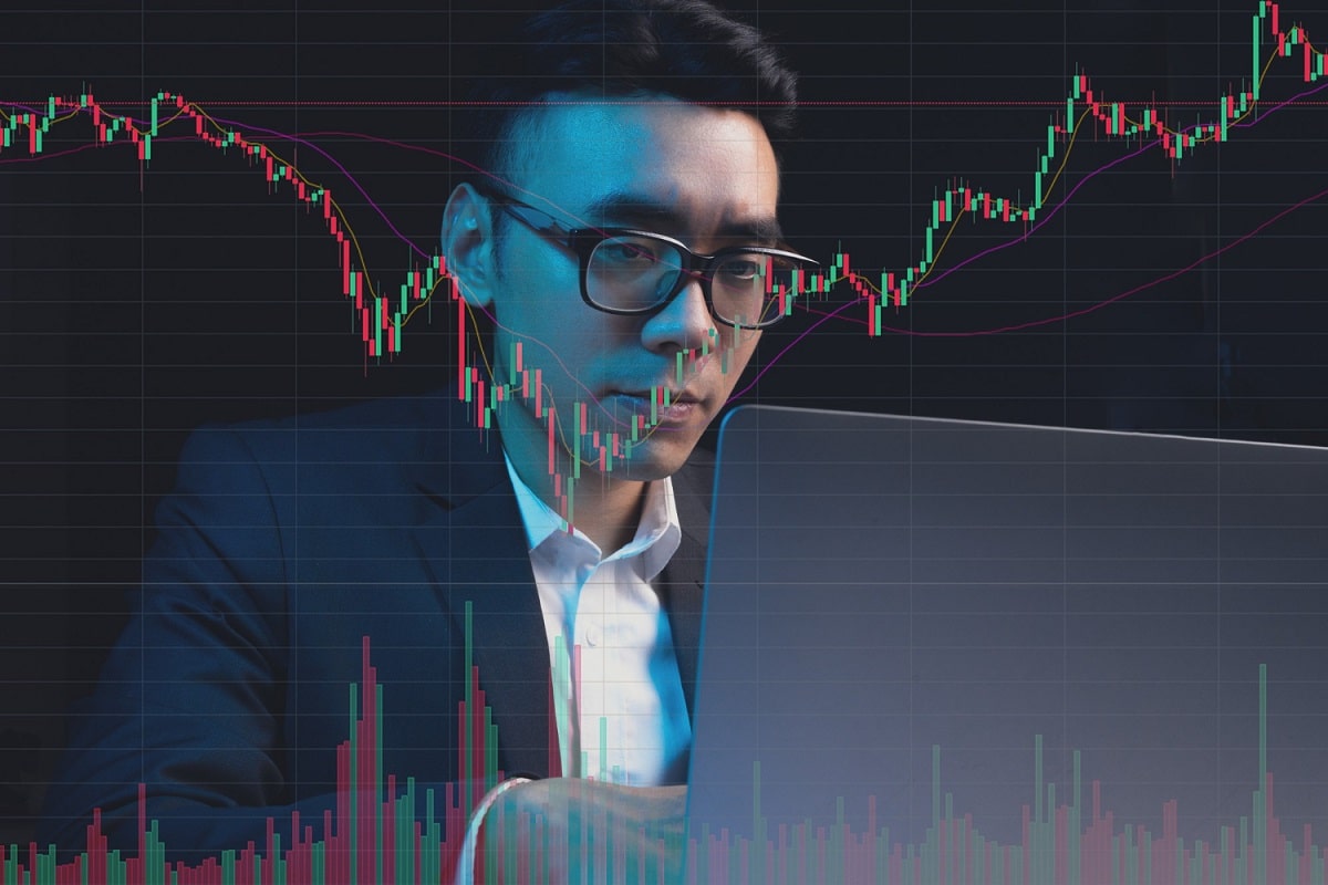 Jovem da China olhando gráfico de preços
