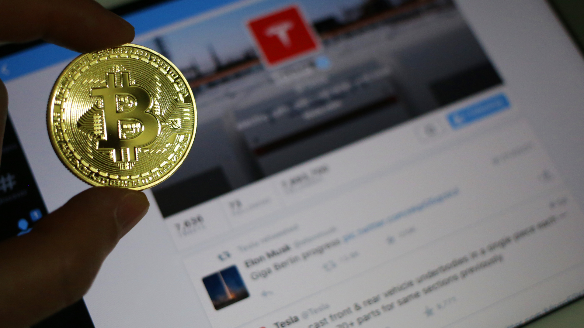 Símbolo do Bitcoin em frente ao Twitter de Elon Musk