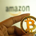 Amazon e mão segurando Bitcoin