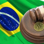 Bandeira do Brasil, martelo da justiça e Bitcoin pede