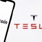 Bitcoin em celular e Tesla ao fundo