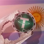 Criptomoeda Tether segurada por alicate e bandeira da Argentina