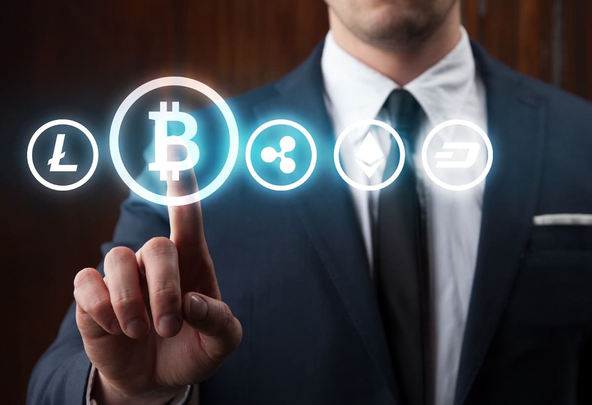 Empresário clicando em ícones de criptomoedas