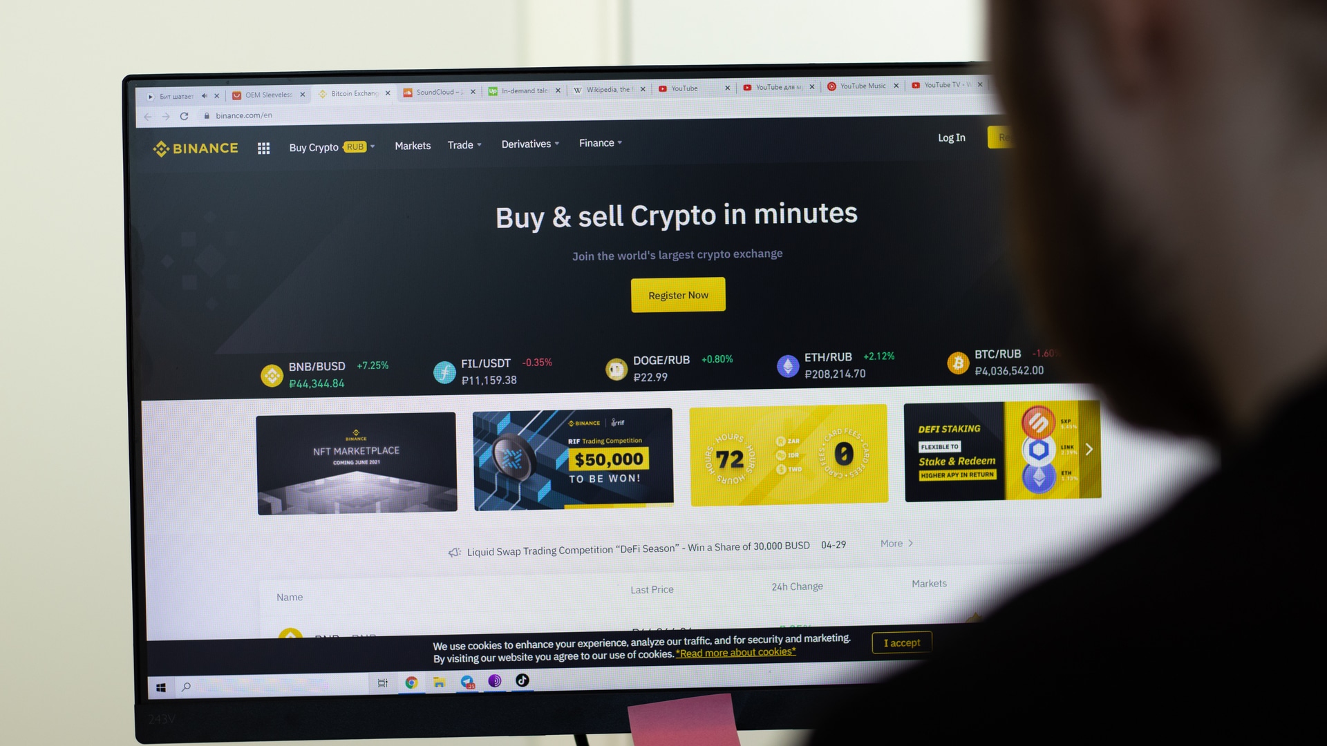 Homem observa atento ao site da Binance