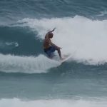 Kelly Slater pegando uma onda